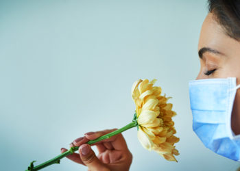 “The Guardian” tregon pse disa pacientë e rikuperojnë më shpejtë nuhatjen pasi infektohen nga COVID-19