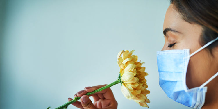 “The Guardian” tregon pse disa pacientë e rikuperojnë më shpejtë nuhatjen pasi infektohen nga COVID-19