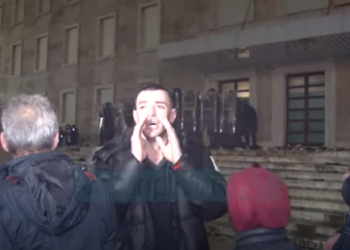 Stresi në arrati, shkrimtarja i dërgon një mesazh: Kam dy rreshta për ty…