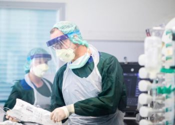 Shkencëtarët gjermanë flasin për shenjën paralajmëruese që tregon formën më të rëndë të COVID-19