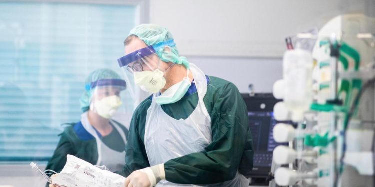 Shkencëtarët gjermanë flasin për shenjën paralajmëruese që tregon formën më të rëndë të COVID-19