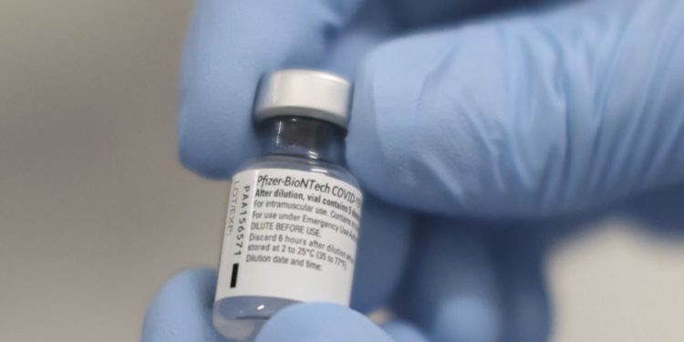 Britania paralajmëron ata që vaksinohen: Kujdes alergjitë e rënda