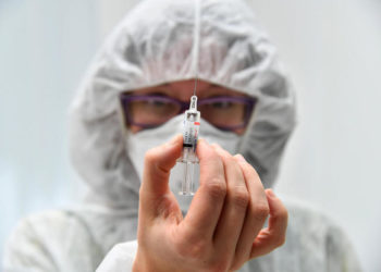 Shqiptarët me sytë nga vaksina: Ja cilët do të vaksinohen të parët