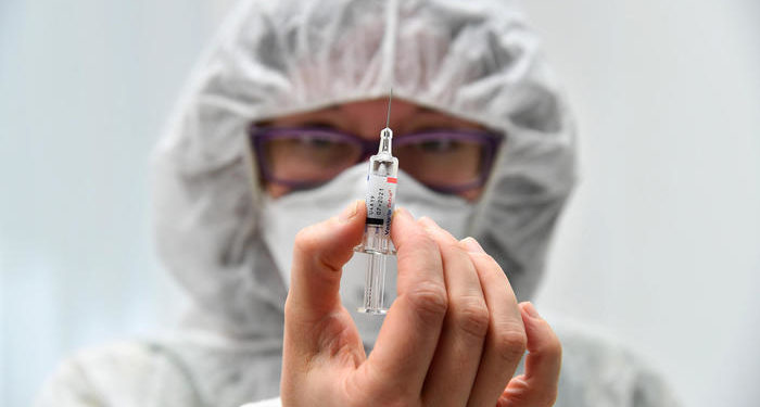 Shqiptarët me sytë nga vaksina: Ja cilët do të vaksinohen të parët