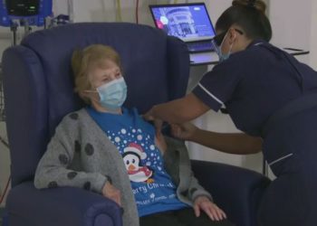 E para në botë/ 90-vjeçarja merr vaksinën e Pfizer në Mbretërinë e Bashkuar