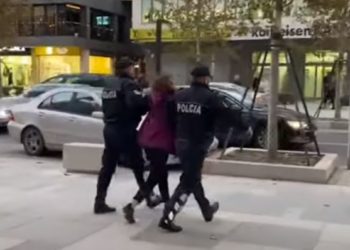 Sherr për një djalë, dy vajzat nga Vlora përfundojnë në komisariat me lot në sy (VIDEO)