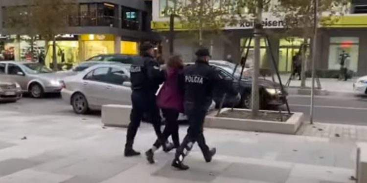 Sherr për një djalë, dy vajzat nga Vlora përfundojnë në komisariat me lot në sy (VIDEO)