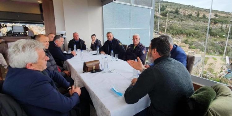 Çuçi pyetet për foton e Alket Hysenit me policat: Nuk e di që Saranda të ketë 5 shefa policie. Nga unë s’do të shihni kurrë demonstrime të tilla