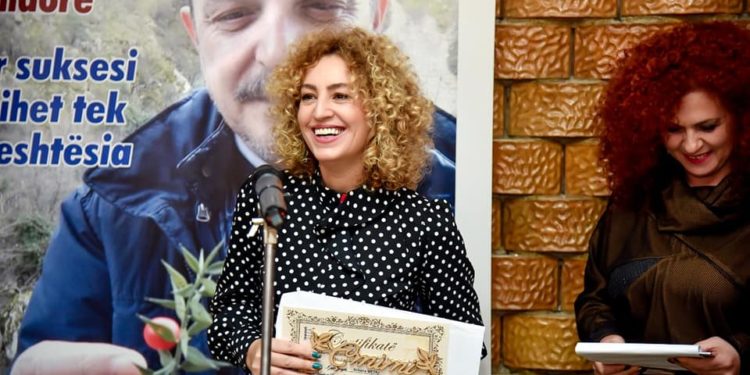 Ndahet çmimi “Fatos Baxhaku” në Gjirokastër, vlerësohet gazetarja Brikena Metaj