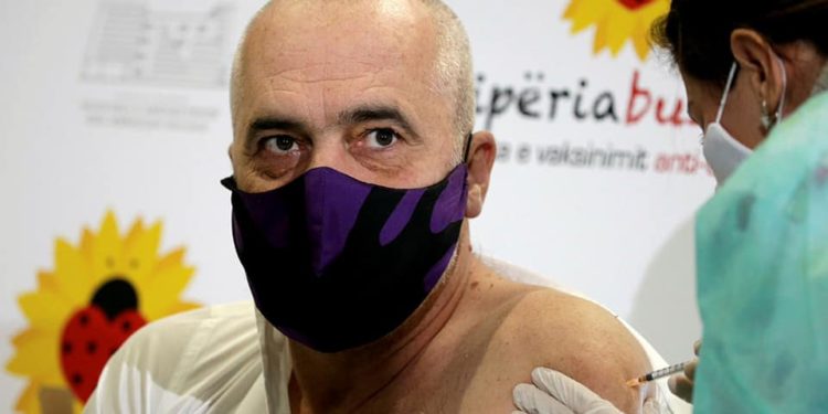 Formulari që duhet të plotësoni para se të vaksinoheni kundër Covid në Shqipëri