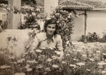 Mirela Kumbaro humb nënën: Të rëndë ma ke lënë barrën e modelit që s’di a do ta arrij dot