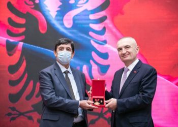 Presidenti i jep titullin “Mjeshtër i Madh” këngëtarit Petrit Lulo