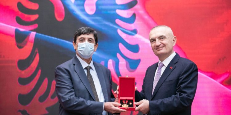 Presidenti i jep titullin “Mjeshtër i Madh” këngëtarit Petrit Lulo