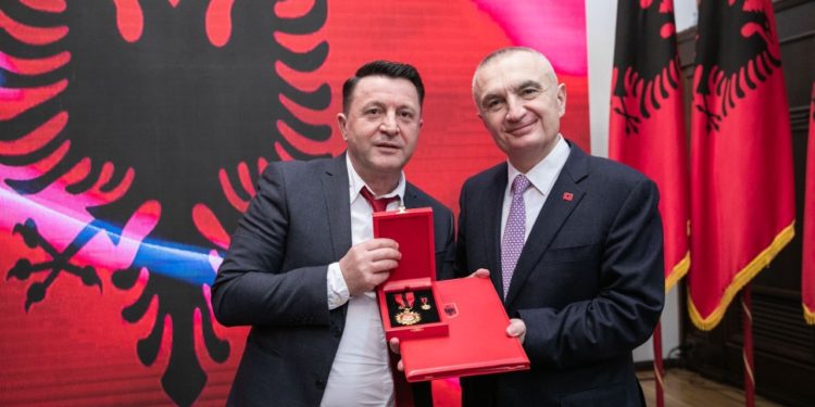 Meta i jep titullin “Mjeshtër i Madh” këngëtarit nga Tepelena, Ylli Baka