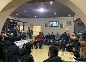 Bujar Leskaj e Jolio Dine bëjnë fushatë pa maska, shkelen kufizimet e pandemisë, mbi 10 persona nëpër takime (FOTO)