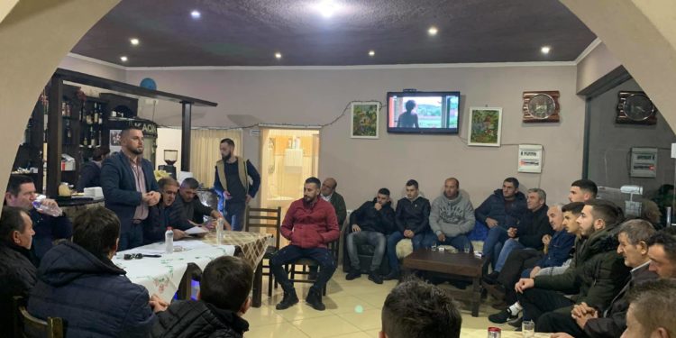 Bujar Leskaj e Jolio Dine bëjnë fushatë pa maska, shkelen kufizimet e pandemisë, mbi 10 persona nëpër takime (FOTO)