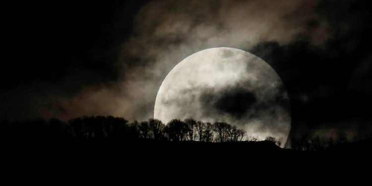 Hëna mbi Dajt pushton mediat e mëdha të botës, autori është fotografi me origjinë nga Tepelena