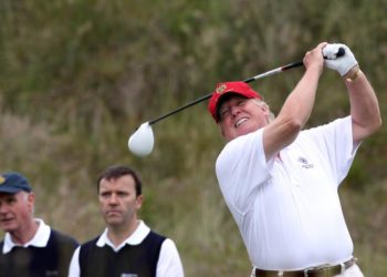 Dita e parë jashtë zyrës, Trump rikthehet i buzëqeshur teksa luan sportin e preferuar