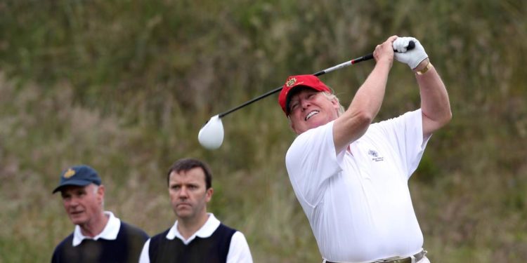 Dita e parë jashtë zyrës, Trump rikthehet i buzëqeshur teksa luan sportin e preferuar