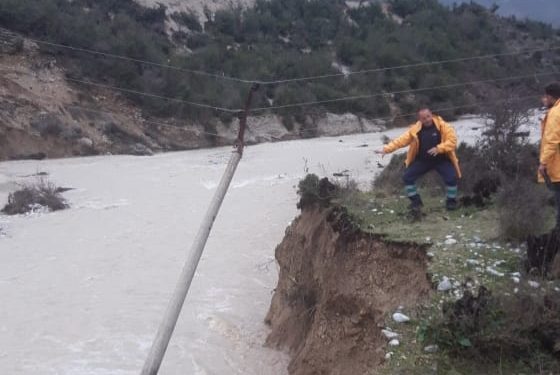 Shtyllat i ka marrë lumi, elektriçistët e OSHEE Gjirokastër në terren për të rikthyer energjinë në Cepo e Lunxhëri (FOTO)