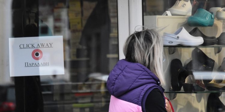 Lehtësohen masat e pandemisë, Greqia rihap dyqanet