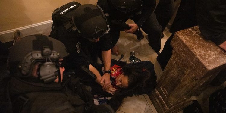 SHBA/ Shkon në 5 numri i viktimave pas protestave në Kongres, humb jetën një polic