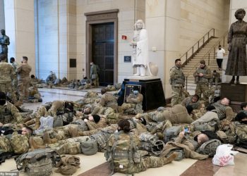 Imazhe të rralla/ Ushtarët e Gardës Kombëtare shtrihen të raskapitur korridoreve të Kapitolit