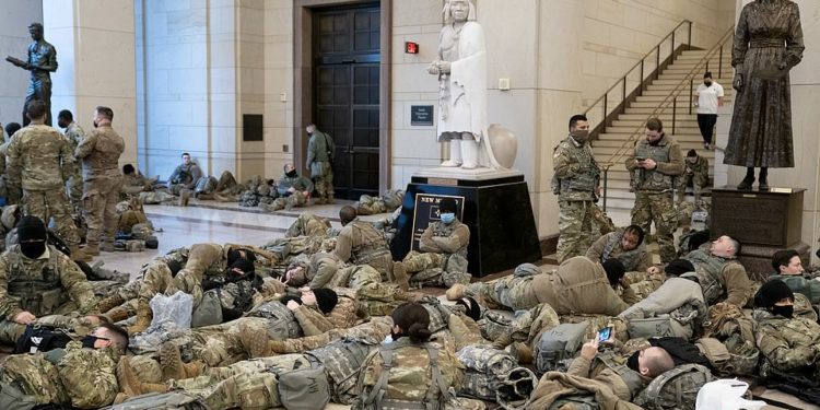 Imazhe të rralla/ Ushtarët e Gardës Kombëtare shtrihen të raskapitur korridoreve të Kapitolit