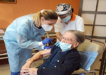 ​108-vjeçarja italiane vaksinohet kundër COVID-19