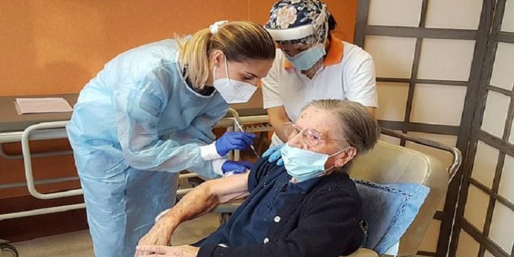 ​108-vjeçarja italiane vaksinohet kundër COVID-19