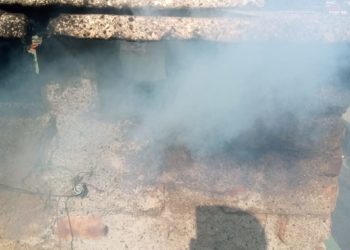 Bie zjarr në një pallat në Këlcyrë (FOTO)