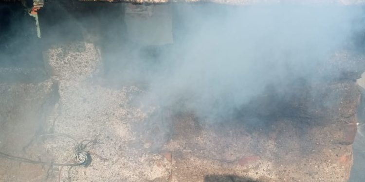 Bie zjarr në një pallat në Këlcyrë (FOTO)