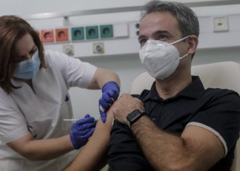 Kryeministri grek Mitsotakis merr dozën e dytë të vaksinës antiCovid