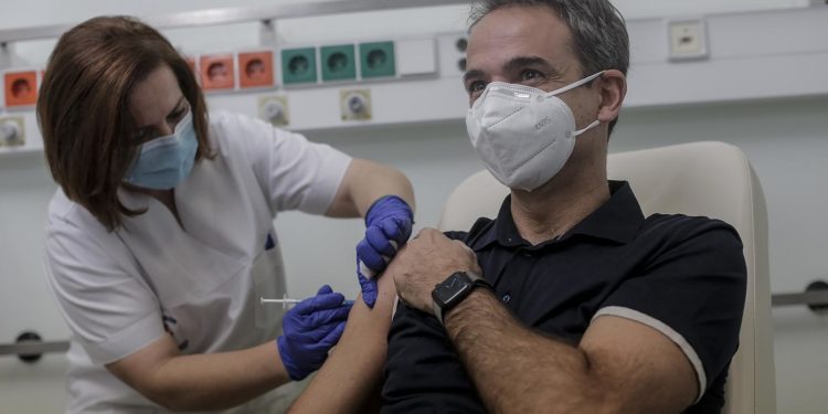 Kryeministri grek Mitsotakis merr dozën e dytë të vaksinës antiCovid