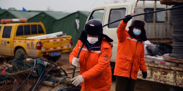Dy javë nën tokë/ Nxirren gjallë 11 minatorë në Kinë (Foto)