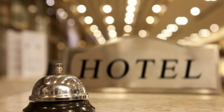 ‘Profesori’ qendron 14 ditë në një hotel të shtrenjtë të Tiranës bashkë me ‘motrën’, por ikën pa paguar (Historia e plotë)