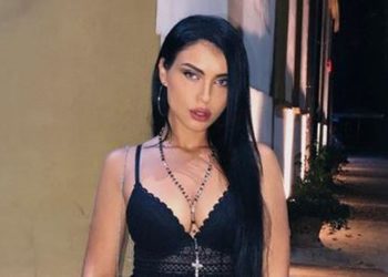 Prezantuesja Einxhel Shkira: Meshkujt shqiptarë janë injorantë, nuk e kanë të qartë fjalën “burrë” dhe s’dinë të bëjnë për vete femrat