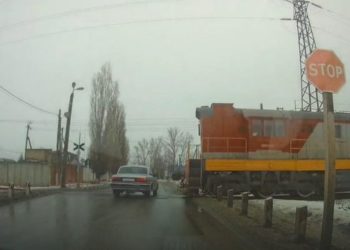 Aksident i frikshëm, shihni se si treni përplas makinën (VIDEO)