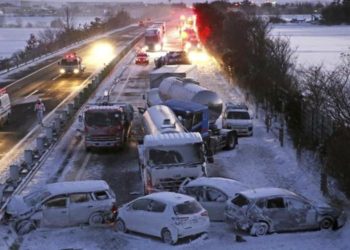 Stuhia e dëborës shakton përplasjen e 130 makinave në Japoni