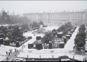 Reshjet dhe ngricat alarmojnë Evropën, në Greqi ‘bëhet plazh’