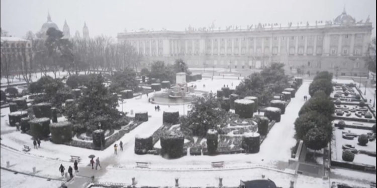 Reshjet dhe ngricat alarmojnë Evropën, në Greqi ‘bëhet plazh’