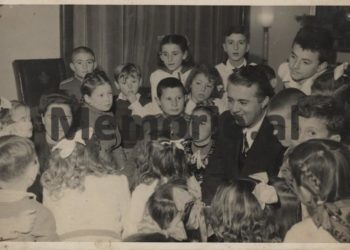 Kur Enver Hoxha festonte Vitin e Ri me fatosat e vegjël, dalin fotot e rralla
