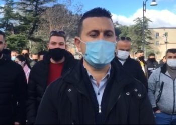 Vazhdon merkato/ 100 të rinj të LSI marrin teserat e PS: Është bërë shtëpia e kushërinjve