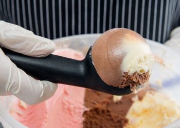 Rreth 5 mijë kuti me akullore në Kinë të kontakinuara me Covid-19