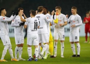 Zhgënjen Bayern-i, Monchengladbah-u përmbysje kampionësh