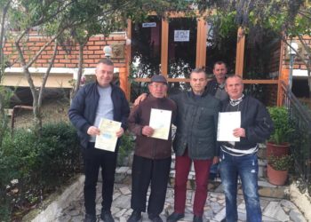 Deputeti i PS-së shkel vendimin e KQZ-së, shpërndau certifikata pronësie si “dhuratë” për Vitin e Ri!