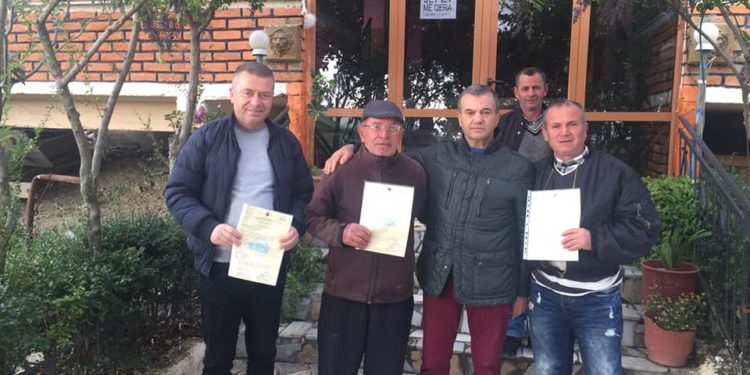 Deputeti i PS-së shkel vendimin e KQZ-së, shpërndau certifikata pronësie si “dhuratë” për Vitin e Ri!