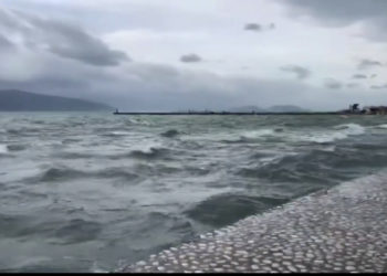 Moti i keq në Vlorë, pezullohet lundrimi i mjeteve të vogla në det