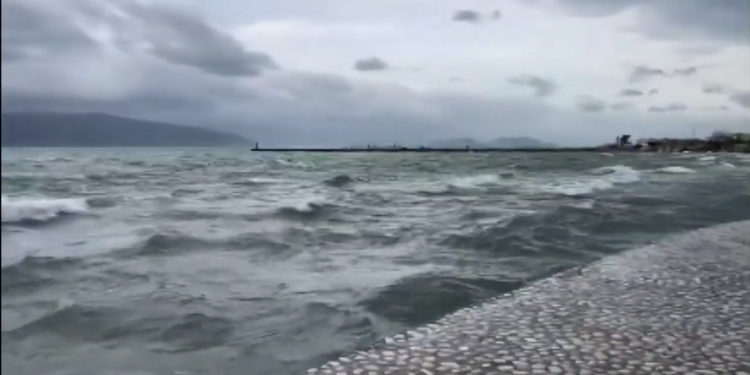 Moti i keq në Vlorë, pezullohet lundrimi i mjeteve të vogla në det