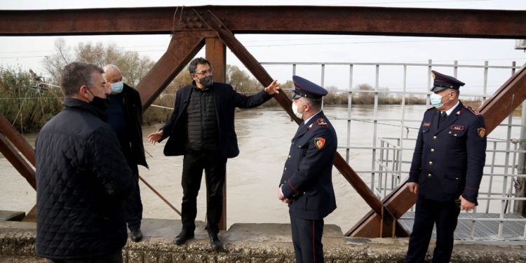 Ministri Çuçi në Vlorë, inspekton prurjet e Vjosës te Ura e Mifolit: Situata është stabël falë ndërhyrjeve që kemi bërë. Kam urdhëruar gjendje gatishmërie edhe për FNSH-në (FOTO)